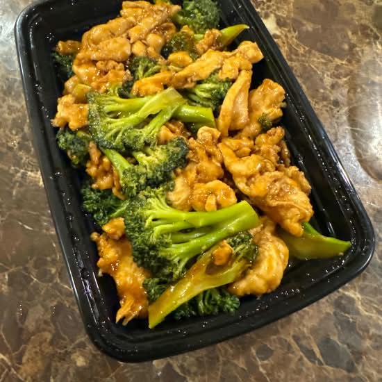 Chengdu 23 signature dishes Chicken with Broccoli 芥蓝鸡
Sichuan Pork Dumplings红油水饺
General Tso Chicken左宗鸡